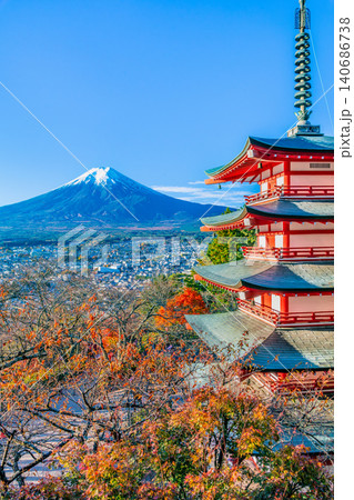 山梨 新倉山浅間神社 紅葉に染まる五重塔と富士山 山梨 新倉山浅間神社 紅葉に染まる五重塔と富士山 140686738