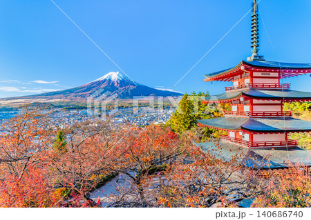 山梨 新倉山浅間神社 紅葉に染まる五重塔と富士山 山梨 新倉山浅間神社 紅葉に染まる五重塔と富士山 140686740