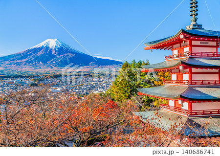 山梨 新倉山浅間神社 紅葉に染まる五重塔と富士山 山梨 新倉山浅間神社 紅葉に染まる五重塔と富士山 140686741