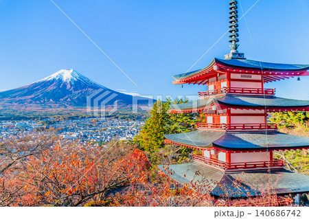 山梨 新倉山浅間神社　紅葉に染まる五重塔と富士山 140686742