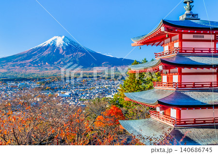 山梨 新倉山浅間神社 紅葉に染まる五重塔と富士山 山梨 新倉山浅間神社 紅葉に染まる五重塔と富士山 140686745