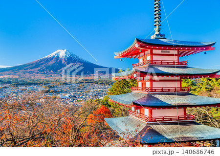 山梨 新倉山浅間神社　紅葉に染まる五重塔と富士山 140686746