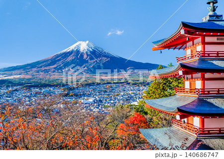 山梨 新倉山浅間神社 紅葉に染まる五重塔と富士山 山梨 新倉山浅間神社 紅葉に染まる五重塔と富士山 140686747