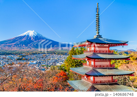 山梨 新倉山浅間神社　紅葉に染まる五重塔と富士山 140686748