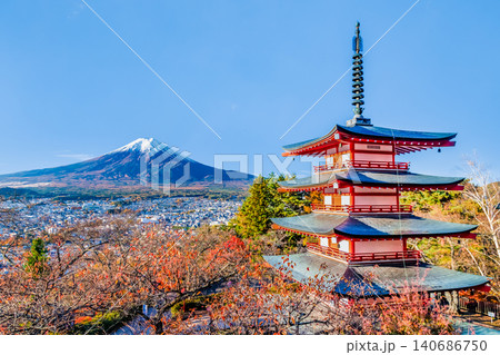 山梨 新倉山浅間神社 紅葉に染まる五重塔と富士山 山梨 新倉山浅間神社 紅葉に染まる五重塔と富士山 140686750