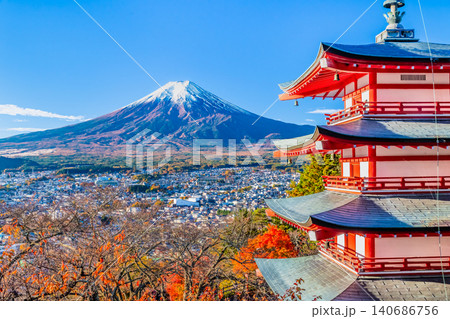 山梨 新倉山浅間神社 紅葉に染まる五重塔と富士山 山梨 新倉山浅間神社 紅葉に染まる五重塔と富士山 140686756