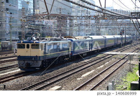 横浜駅を出発する鉄道開業140周年列車 横浜駅を出発する鉄道開業140周年列車 140686999