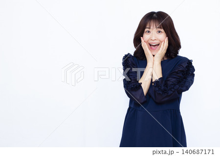 笑顔でびっくり驚いている女性 笑顔でびっくり驚いている女性 140687171