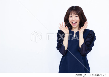 笑顔でびっくり驚いている女性 140687176