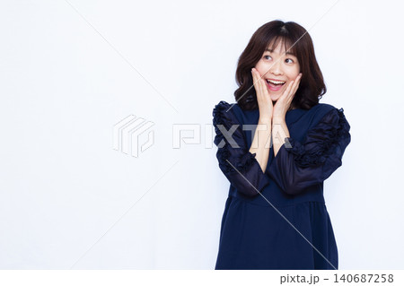 笑顔でびっくり驚いている女性 笑顔でびっくり驚いている女性 140687258