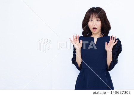 びっくり驚いている女性 びっくり驚いている女性 140687302
