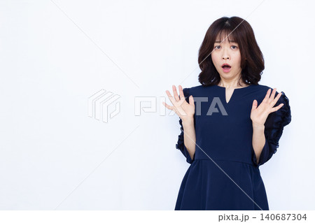びっくり驚いている女性 びっくり驚いている女性 140687304