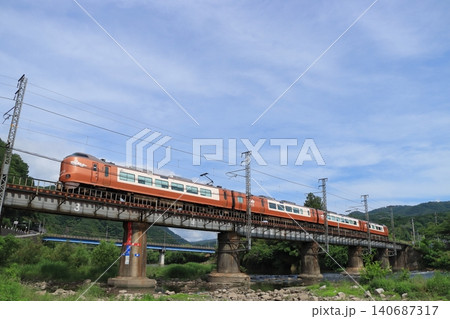 青空のもと初夏の高梁川を渡る273系電車の伯備線特急やくも_2026/6/18撮影 140687317