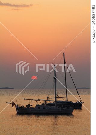 Alone sailboat at sunset. Atmospheric seascape with reflection 140687493