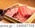 箸で持ち上げた霜降り和牛 140687708