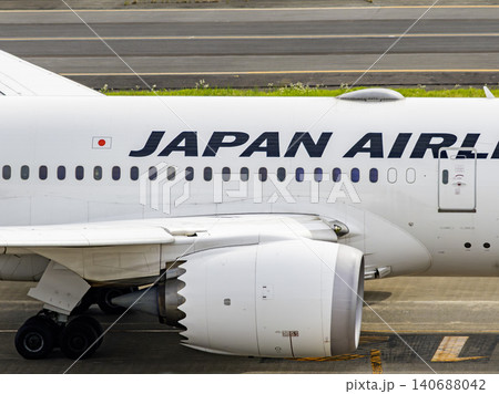 出発を待つ飛行機 出発を待つ飛行機 140688042