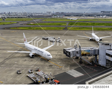 羽田空港に到着した旅客機と離陸中の旅客機 羽田空港に到着した旅客機と離陸中の旅客機 140688044