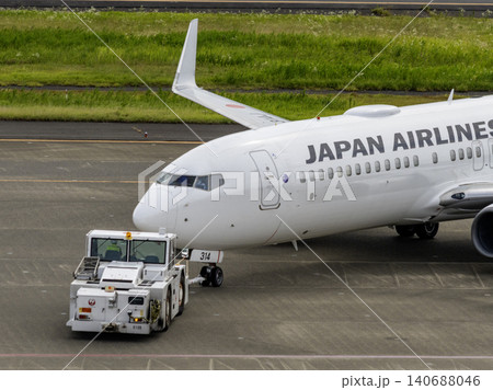 滑走路に向かう旅客機 滑走路に向かう旅客機 140688046