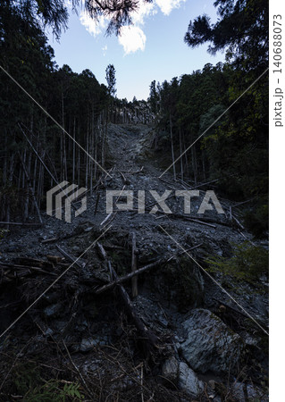 自然災害により山腹崩壊した山 自然災害により山腹崩壊した山 140688073