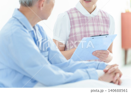 高齢者の問診をするヘルパー 高齢者の問診をするヘルパー 140688561