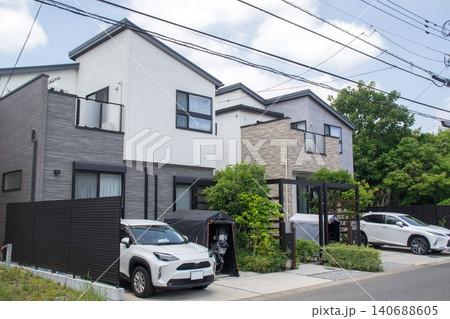 モダンなデザインの戸建て住宅のと駐車場 モダンなデザインの戸建て住宅のと駐車場 140688605