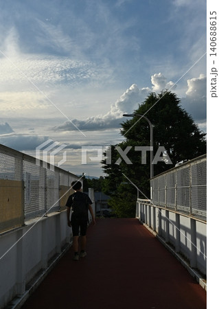 跨線橋上の梅雨空 雲が描く空模様 躍動する雲 人物有り 跨線橋上の梅雨空 雲が描く空模様 躍動する雲 人物有り 140688615