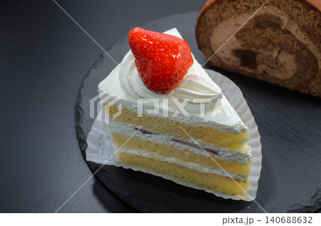 苺のショートケーキと生チョコロールケーキでひと休み 苺のショートケーキと生チョコロールケーキでひと休み 140688632