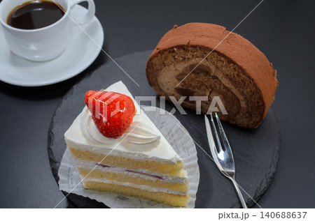 苺のショートケーキと生チョコロールケーキでひと休み 苺のショートケーキと生チョコロールケーキでひと休み 140688637
