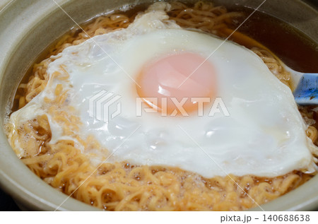 インスタントラーメンに卵をのせていただきます インスタントラーメンに卵をのせていただきます 140688638