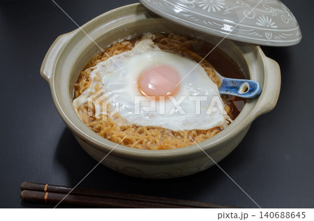 インスタントラーメンに卵をのせていただきます インスタントラーメンに卵をのせていただきます 140688645