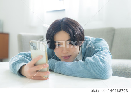 スマホを操作する若い男性 140688798
