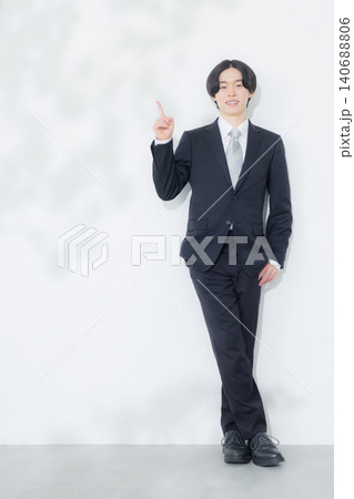 立っているビジネスマン 140688806
