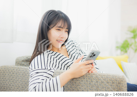 スマホを操作する若い女性 140688826