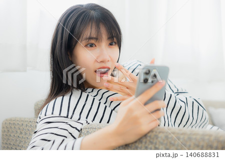 スマホを操作する若い女性 スマホを操作する若い女性 140688831