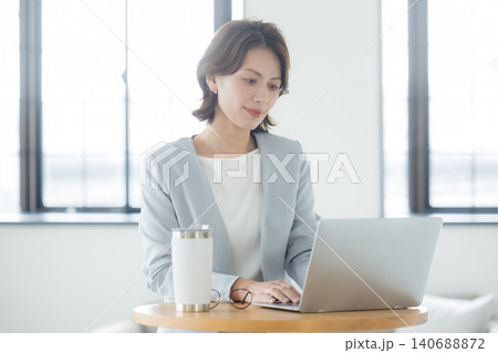 リビングでパソコンを使う女性 リビングでパソコンを使う女性 140688872