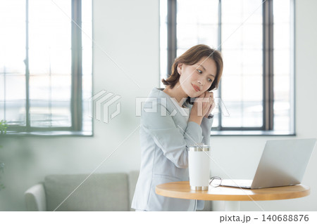 リビングでパソコンを使う女性 リビングでパソコンを使う女性 140688876