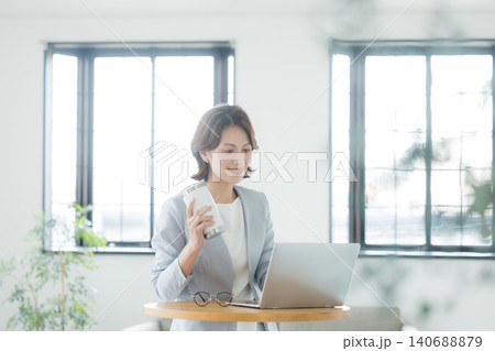 リビングでパソコンを使う女性 リビングでパソコンを使う女性 140688879