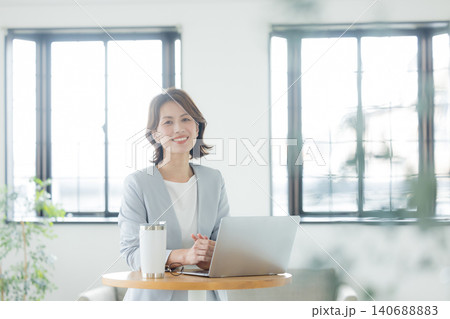 リビングでパソコンを使う女性 リビングでパソコンを使う女性 140688883