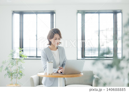 リビングでパソコンを使う女性 140688885