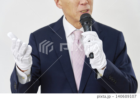 白背景で演説する候補者 顔無し 白背景で演説する候補者 顔無し 140689107
