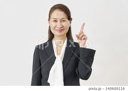 白背景で右側を指差す女性 白背景で右側を指差す女性 140689116