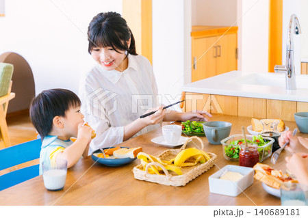 子供のいる家族、食卓イメージ 子供のいる家族、食卓イメージ 140689181