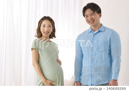 笑顔の若い夫婦 妊婦さん 笑顔の若い夫婦 妊婦さん 140689269