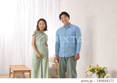 笑顔の若い夫婦　妊婦さん 140689271