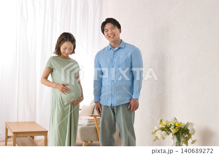 笑顔の若い夫婦　妊婦さん 140689272