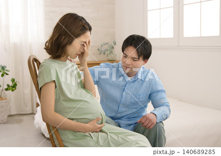 喧嘩する若い夫婦　妊婦さん 140689285