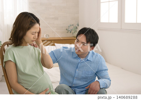 喧嘩する若い夫婦　妊婦さん 140689288