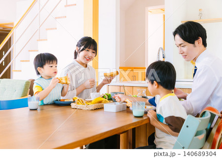 家族で食事をするイメージ 家族で食事をするイメージ 140689304
