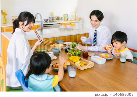 家族の食卓を囲む食事イメージ 家族の食卓を囲む食事イメージ 140689305