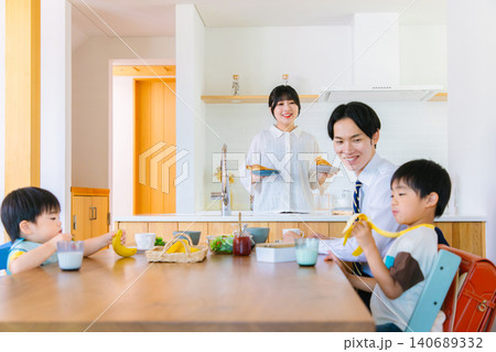 家族で食事をするイメージ 140689332